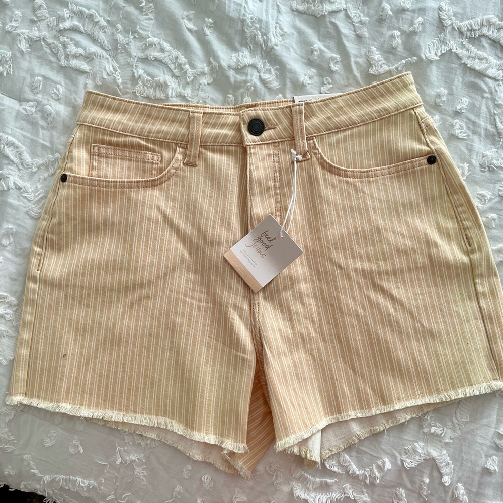 HIGH RISE CUT OFF SHORT - Picture 2 of 5